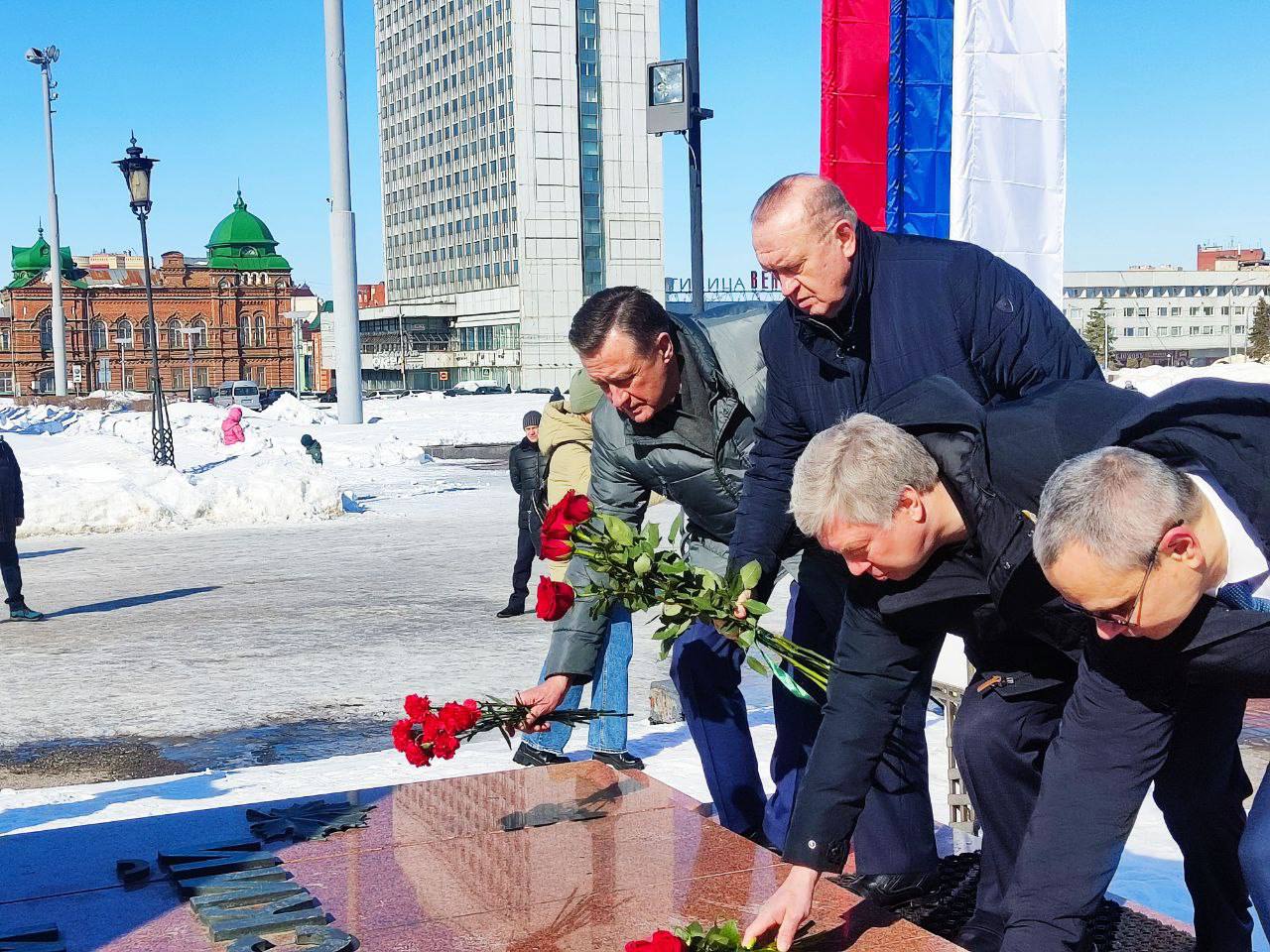 Русских, Рябухин и Малышев возложили цветы к памятнику Дмитрия Разумовского