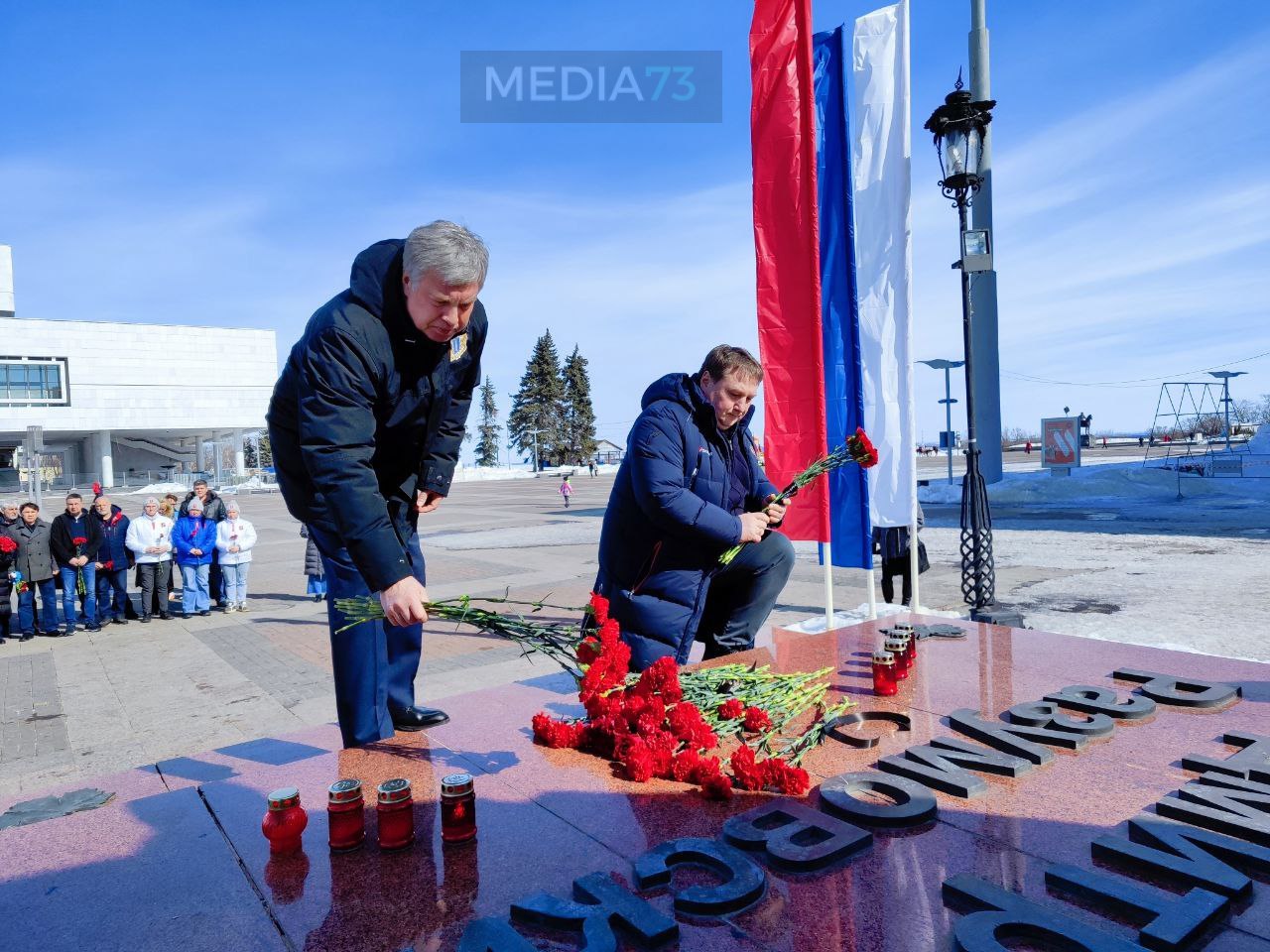Губернатор Русских и мэр Болдакин возложили цветы к памятнику Разумовскому в память о погибших в теракте