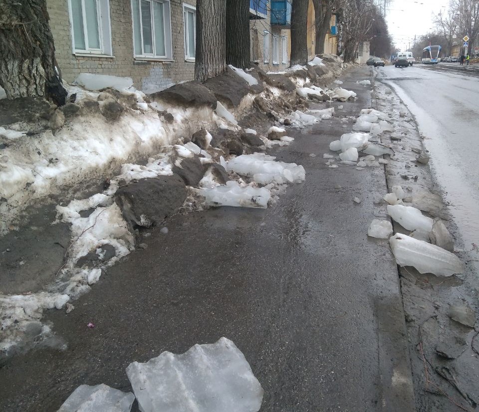 На севере Ульяновска на тротуар рухнули глыбы льда