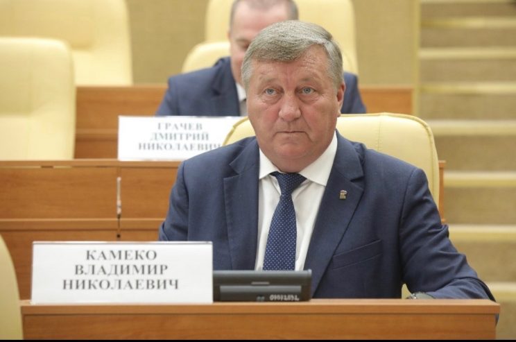 Ох и рожа! Представитель «Газпрома» Камеко не по-доброму встретил представителя «Ростеха» в ульяновском Заксобрании