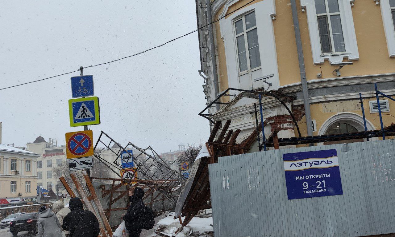 На Гончарова под напором ветра на остановку рухнули строительные леса