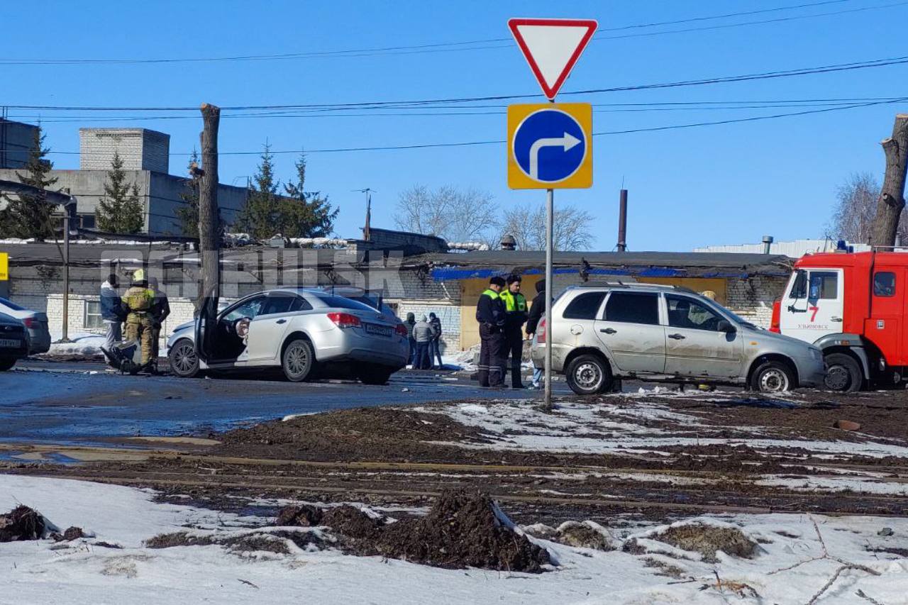 На Московском шоссе лоб в лоб столкнулись Lexus и Chevrolet