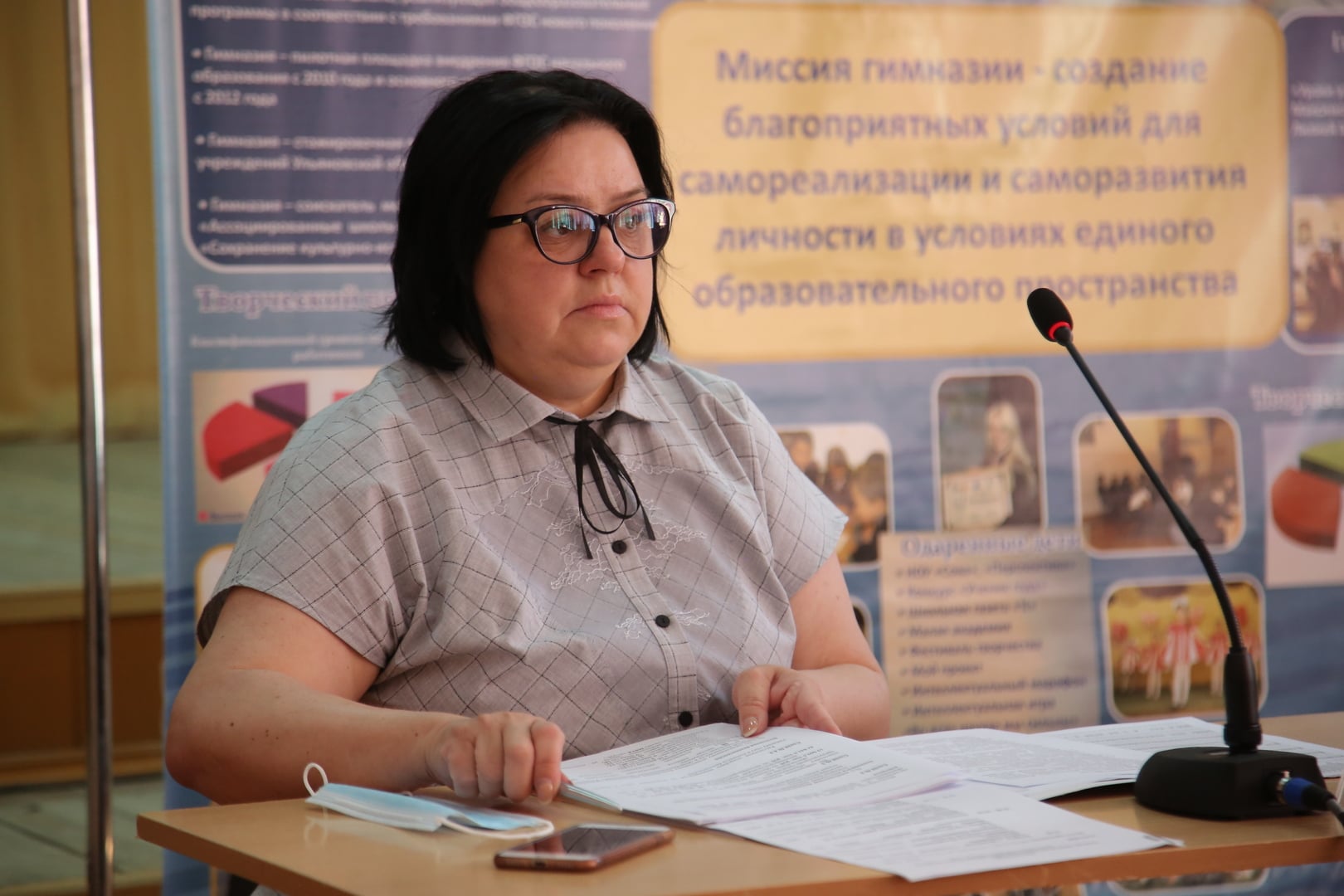 «Все должно начинаться с семьи»: министр просвещения Семенова ответила депутатам про мат и курение школьников