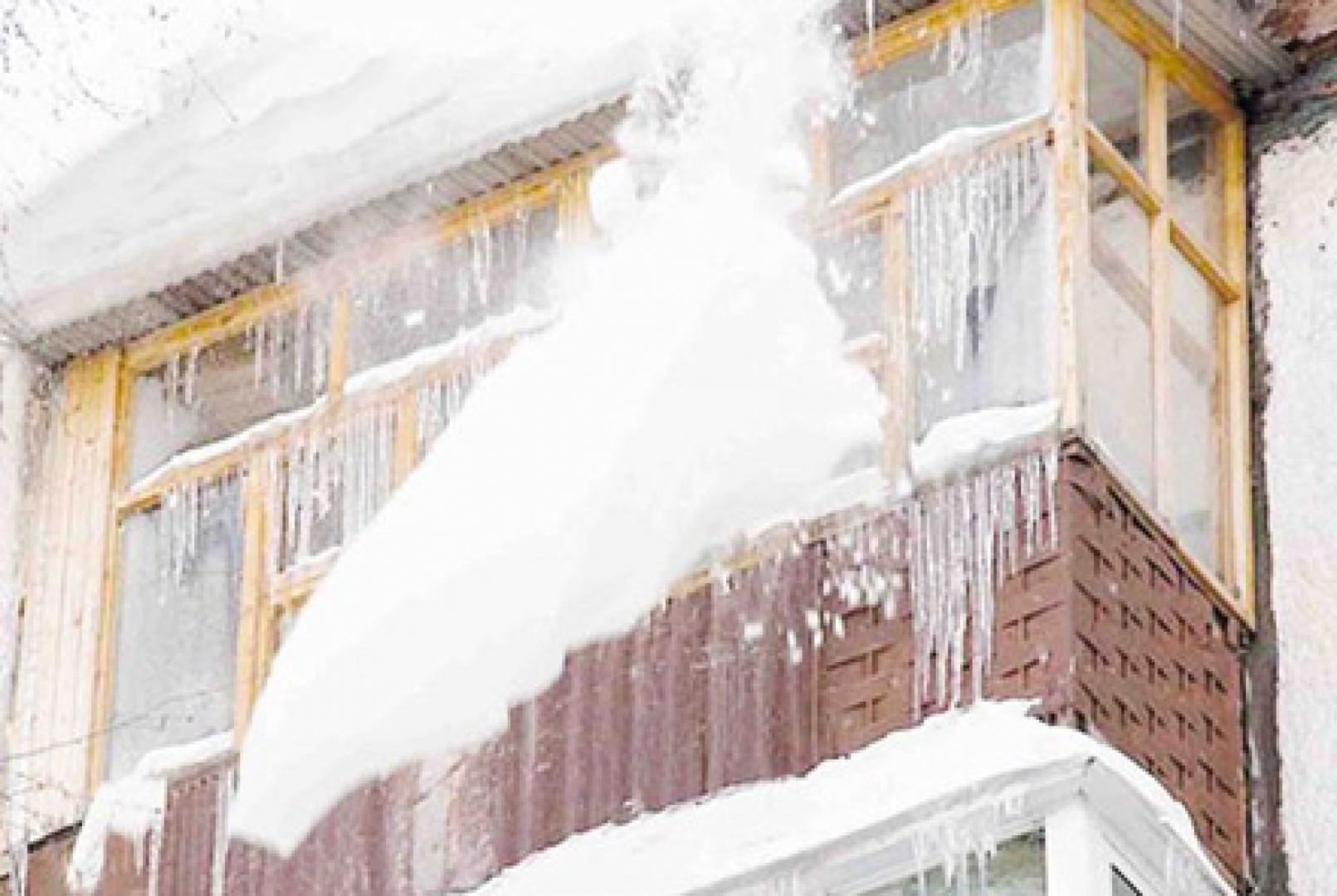 В Ульяновске снежная глыба упала с крыши и едва не убила 52-летнюю женщину