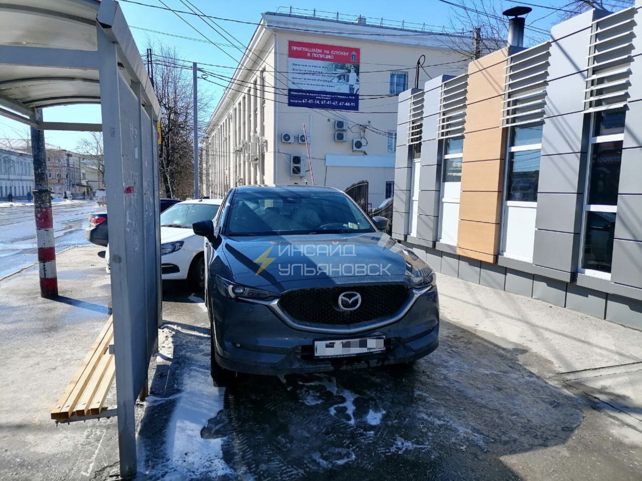 Ульяновцев возмутила «Мазда» на тротуаре в центре города: ГИБДД нашла «мастерицу парковки»