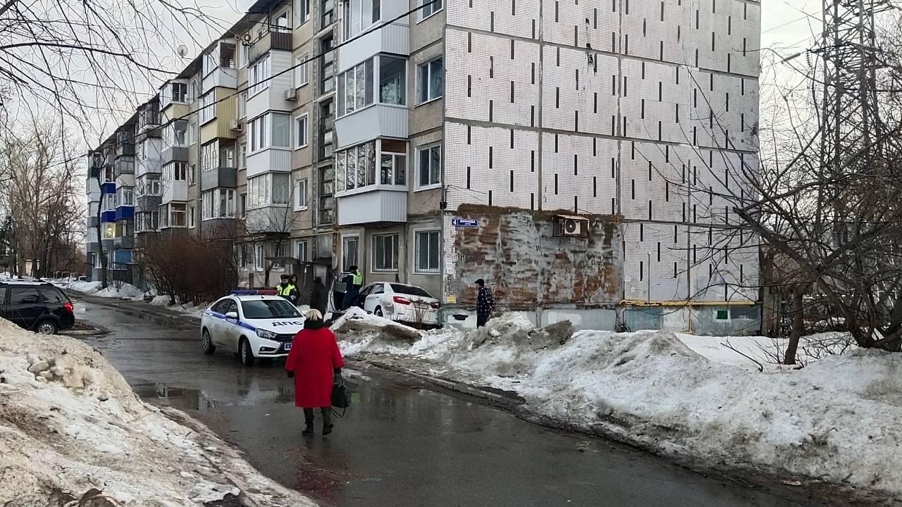 В Ульяновске иномарка влетела в многоквартирный дом
