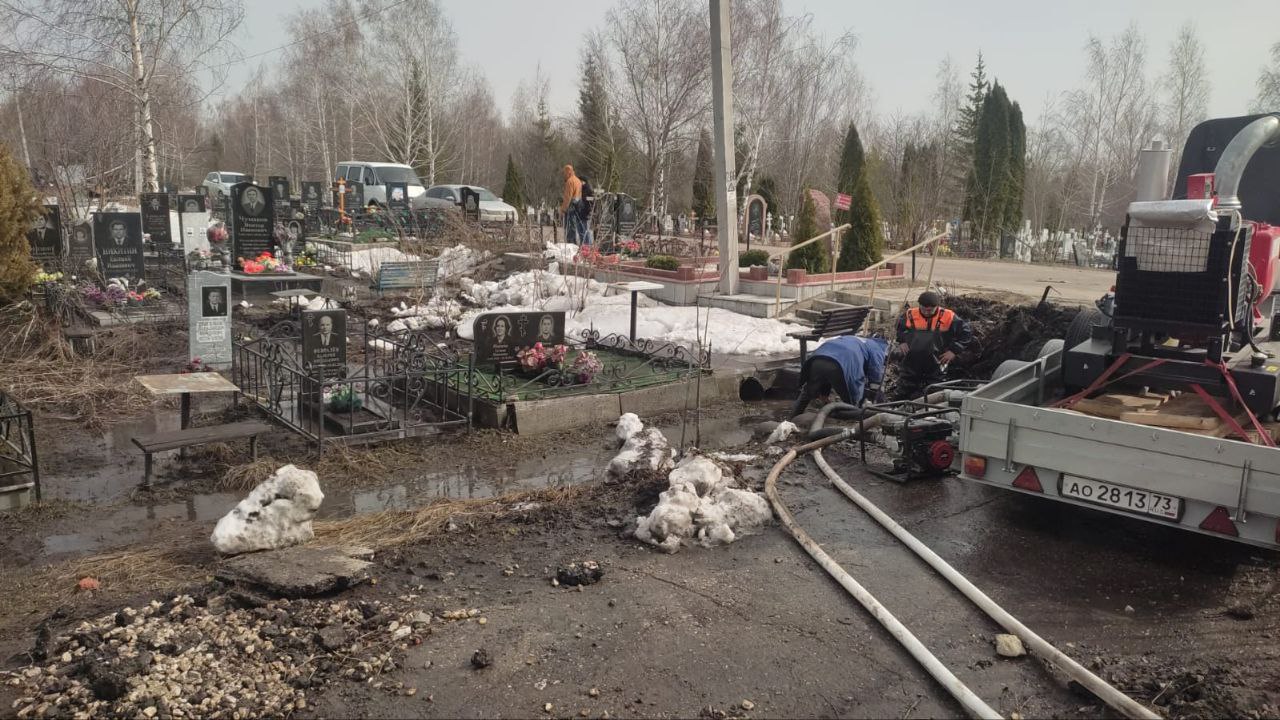 Потоп на Ишеевском кладбище: спасатели откачали  1600 кубометров воды