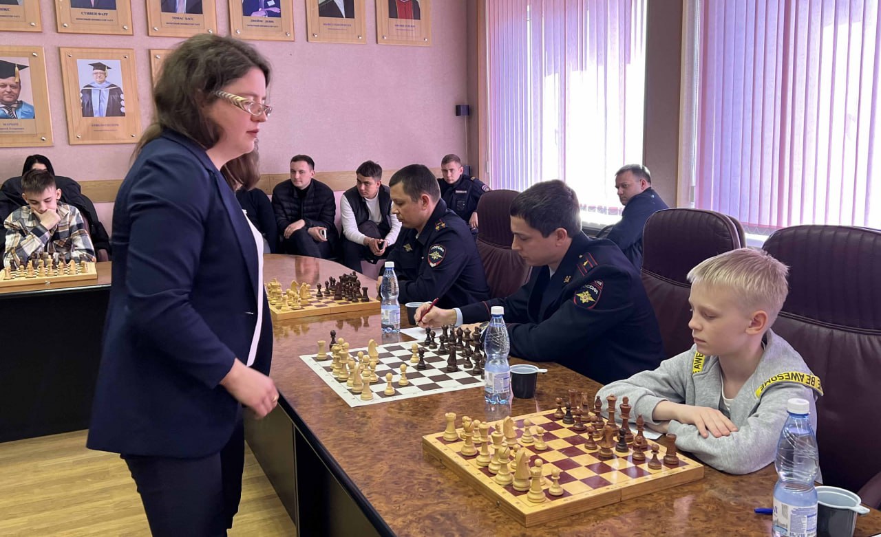 Ульяновские полицейские сыграли в шахматы с мастером