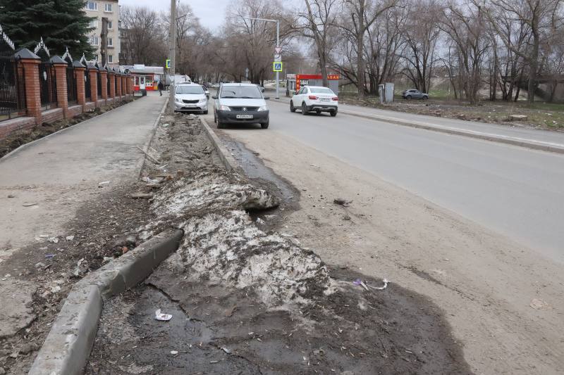 На отремонтированной дороге в Ульяновске вместе со снегом «растаяли» бордюры