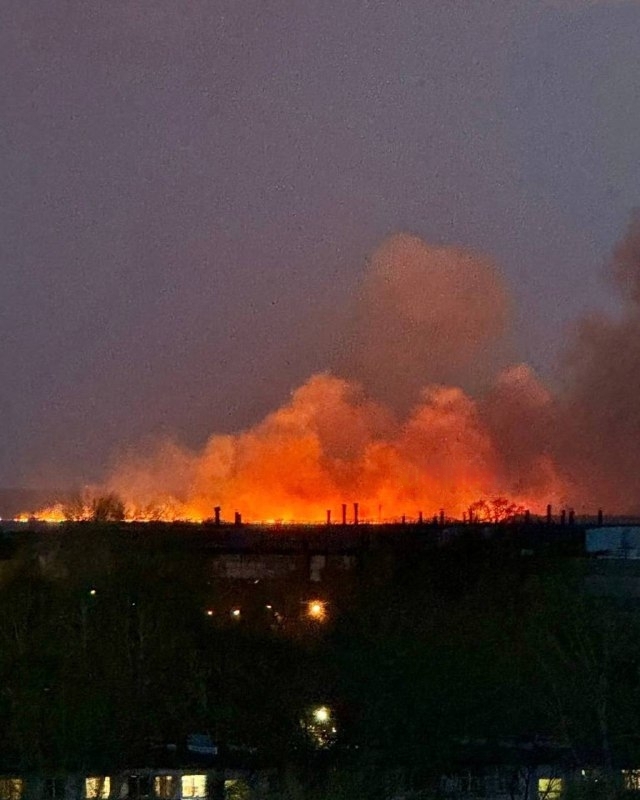 Пожар в поле близ Карлинского тушили 17 спасателей