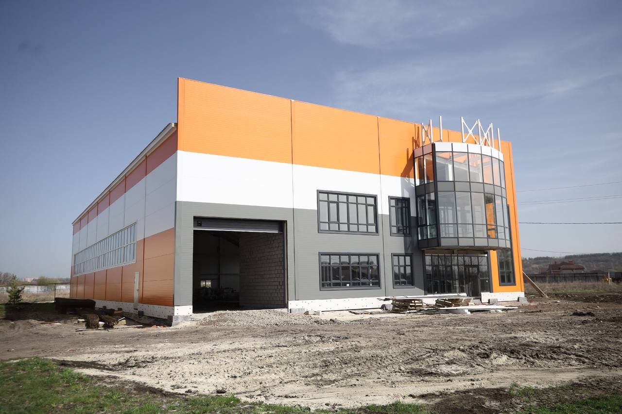 Завершается возведение нового корпуса завода «Халтек»