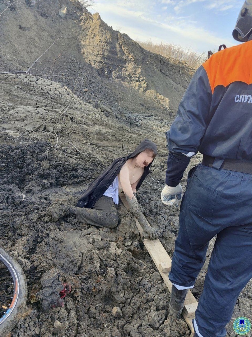 Спасатели достали ульяновского подростка из зыбучей грязи