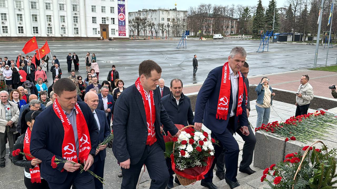 В день рождения Ленина в Ульяновске возложили цветы к его памятнику