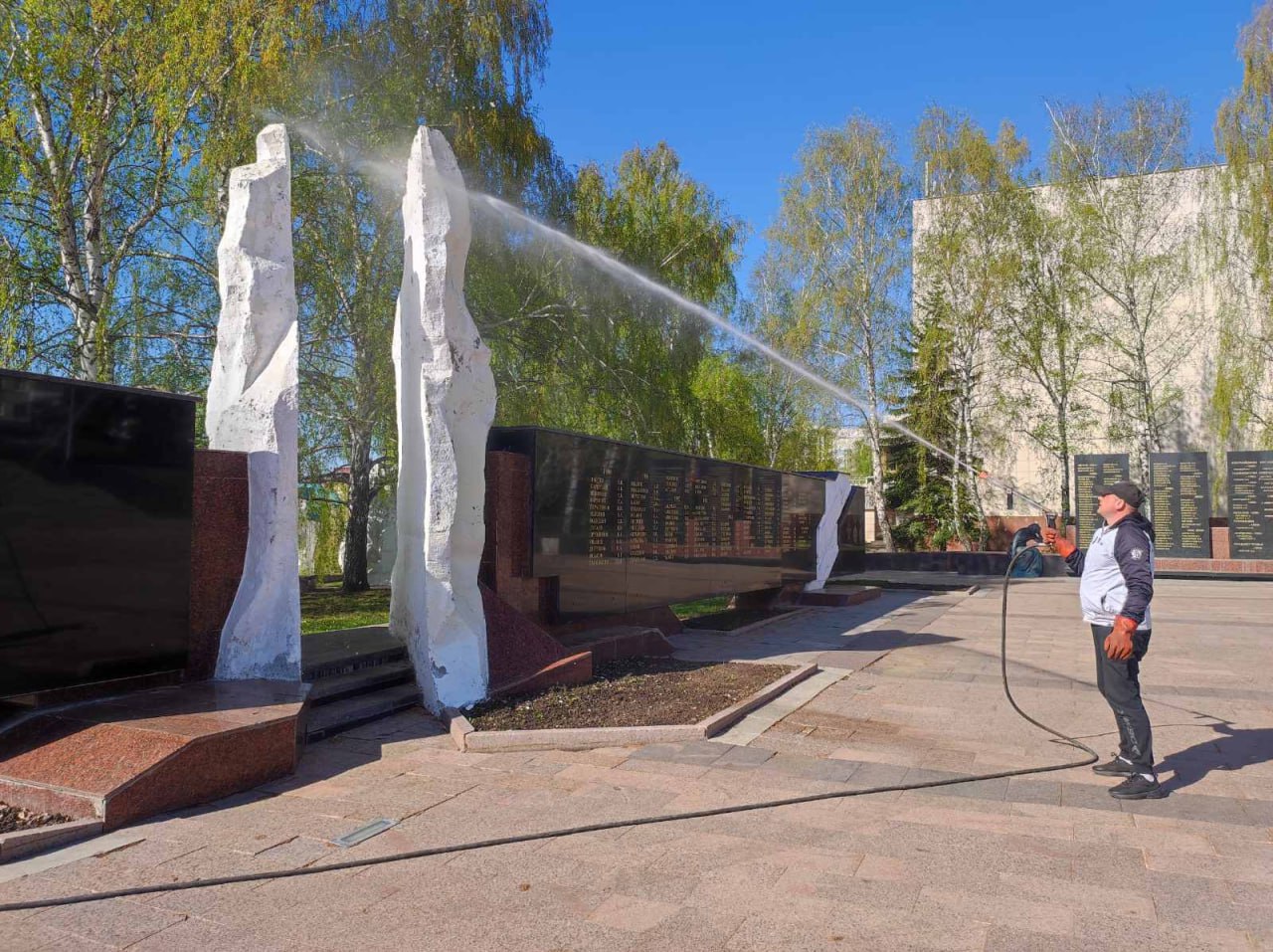 На верхней площадке Обелиска «30 лет Победы» восстановили перила