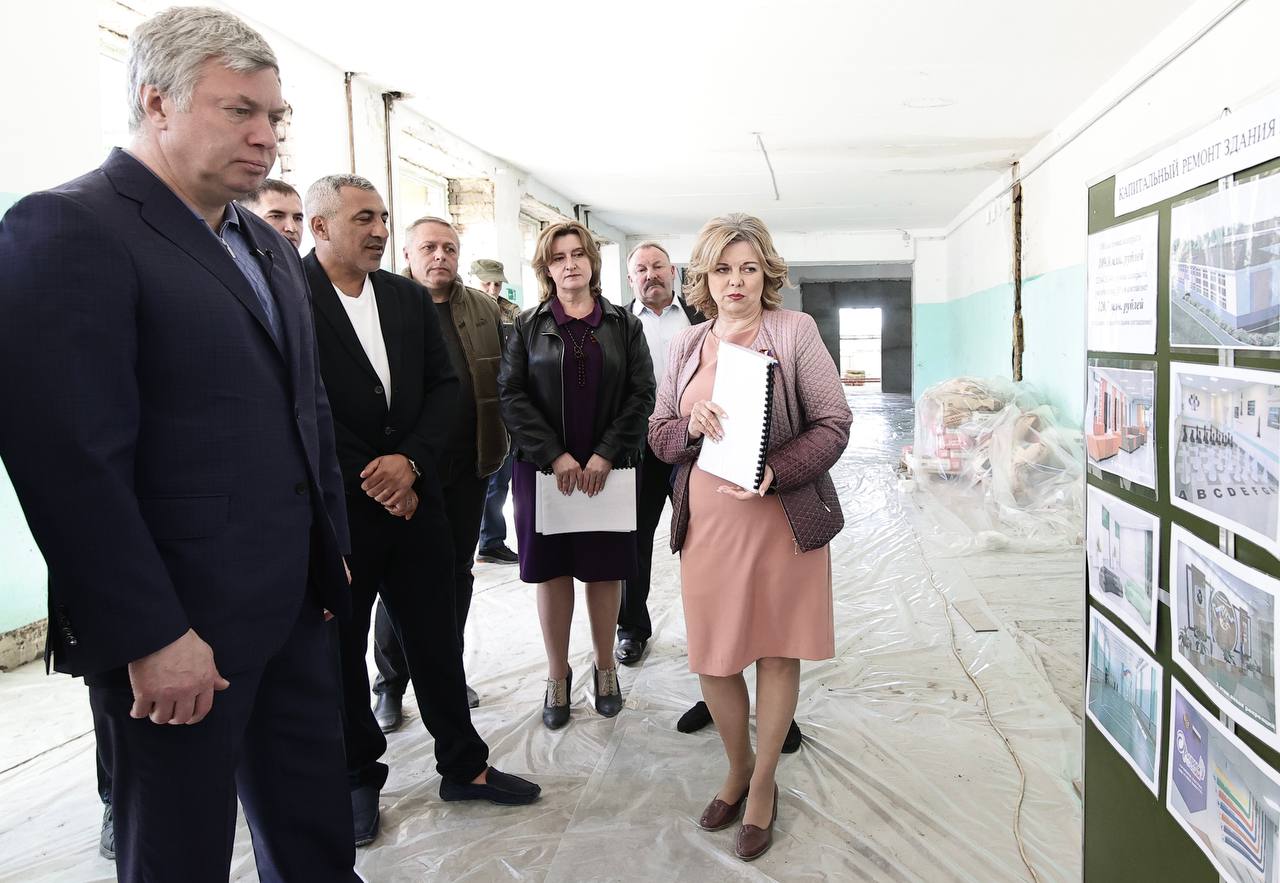 Русских проверил, как идет ремонт школы в Барыше