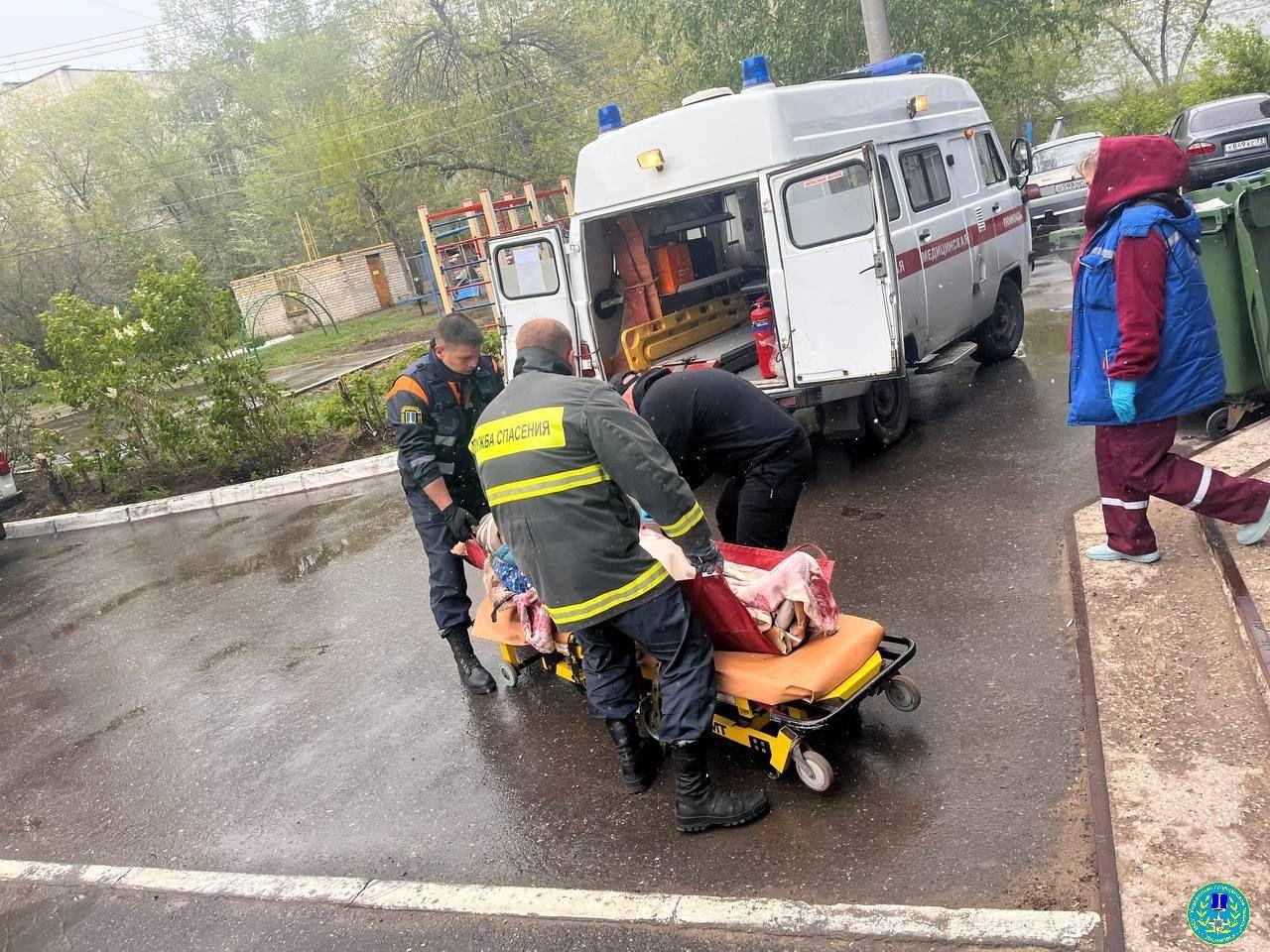 Спасатели помогли пенсионерке, которая сломала бедро во время готовки