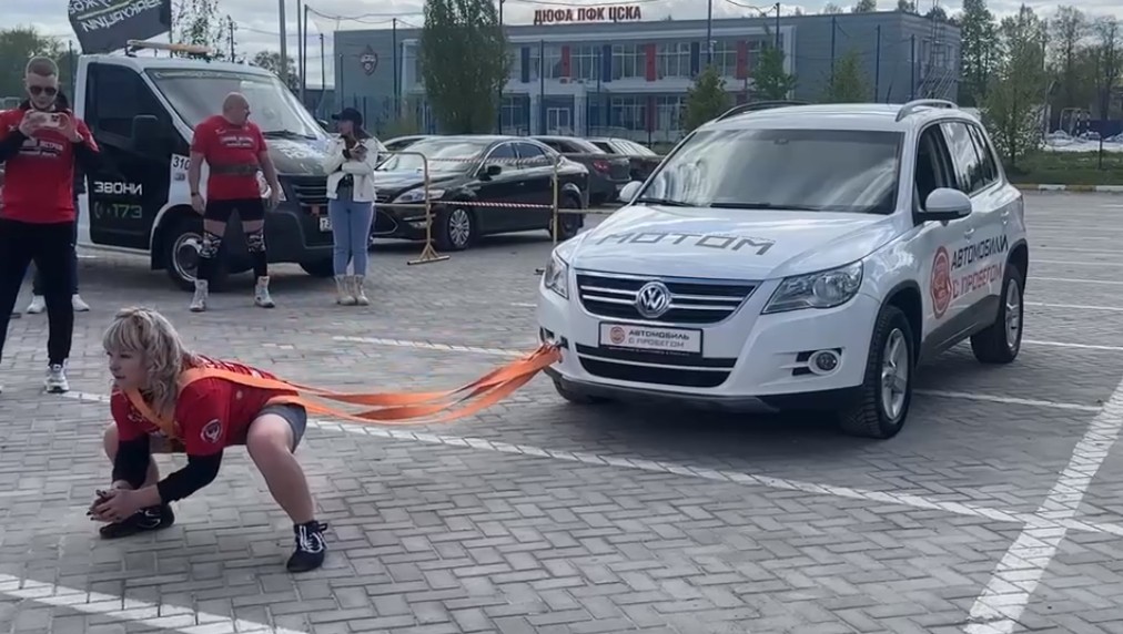 На парковке «Волга-Спорт-Арена» женщина протащила двухтонный внедорожник