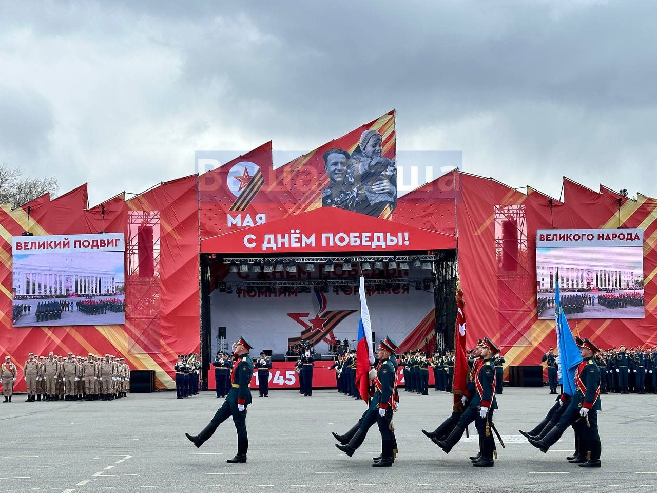 В метель и с тёплыми объятиями. Ульяновск празднует День Победы / Новостной  портал Ульяновска / 73online.ru