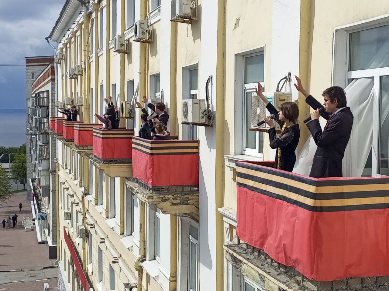 «День Победы» спели на балконах гостиницы «Волга» в Ульяновске