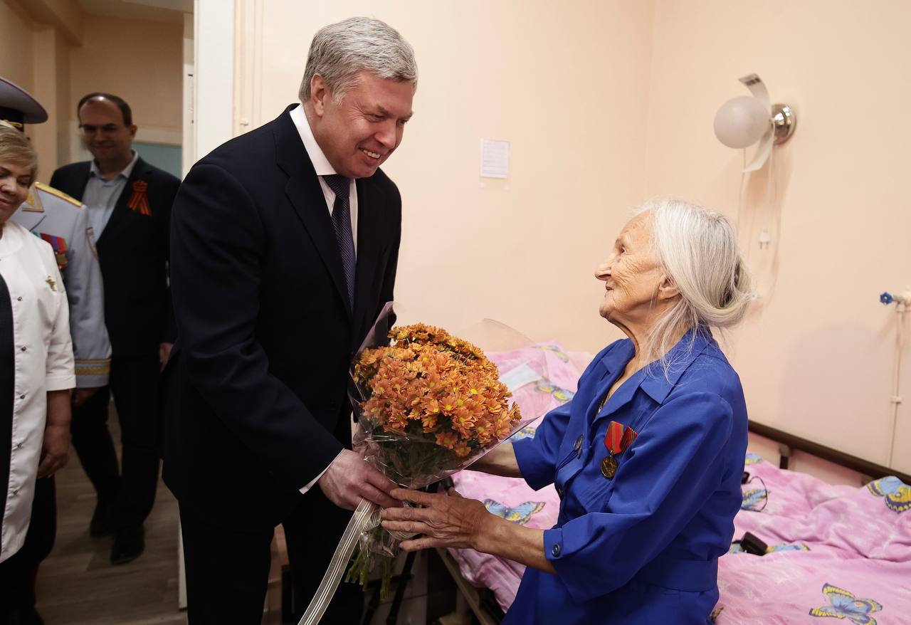 В День Победы Алексей Русских навестил пациентов госпиталя ветеранов