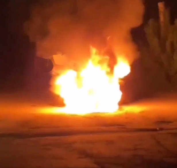 Работник ульяновского автосервиса угнал машину клиента и сжег ее дотла: видео