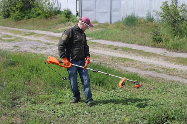 Покос травы в четырех районах Ульяновска обойдется в два миллиона рублей