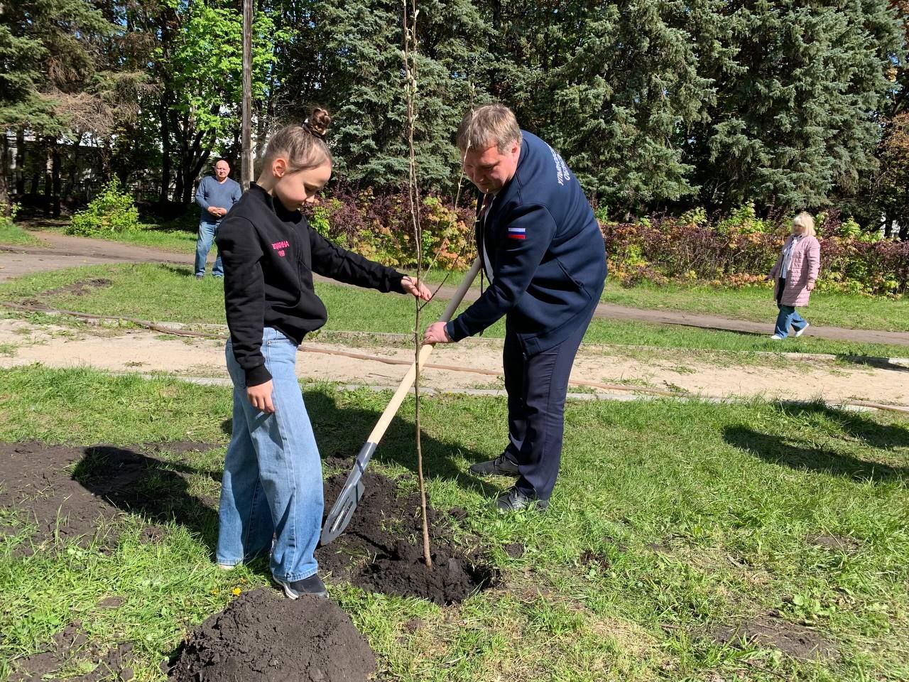 Мэр Ульяновска вместе с дочерью посадил в парке «Семья» яблоню Болдакиных