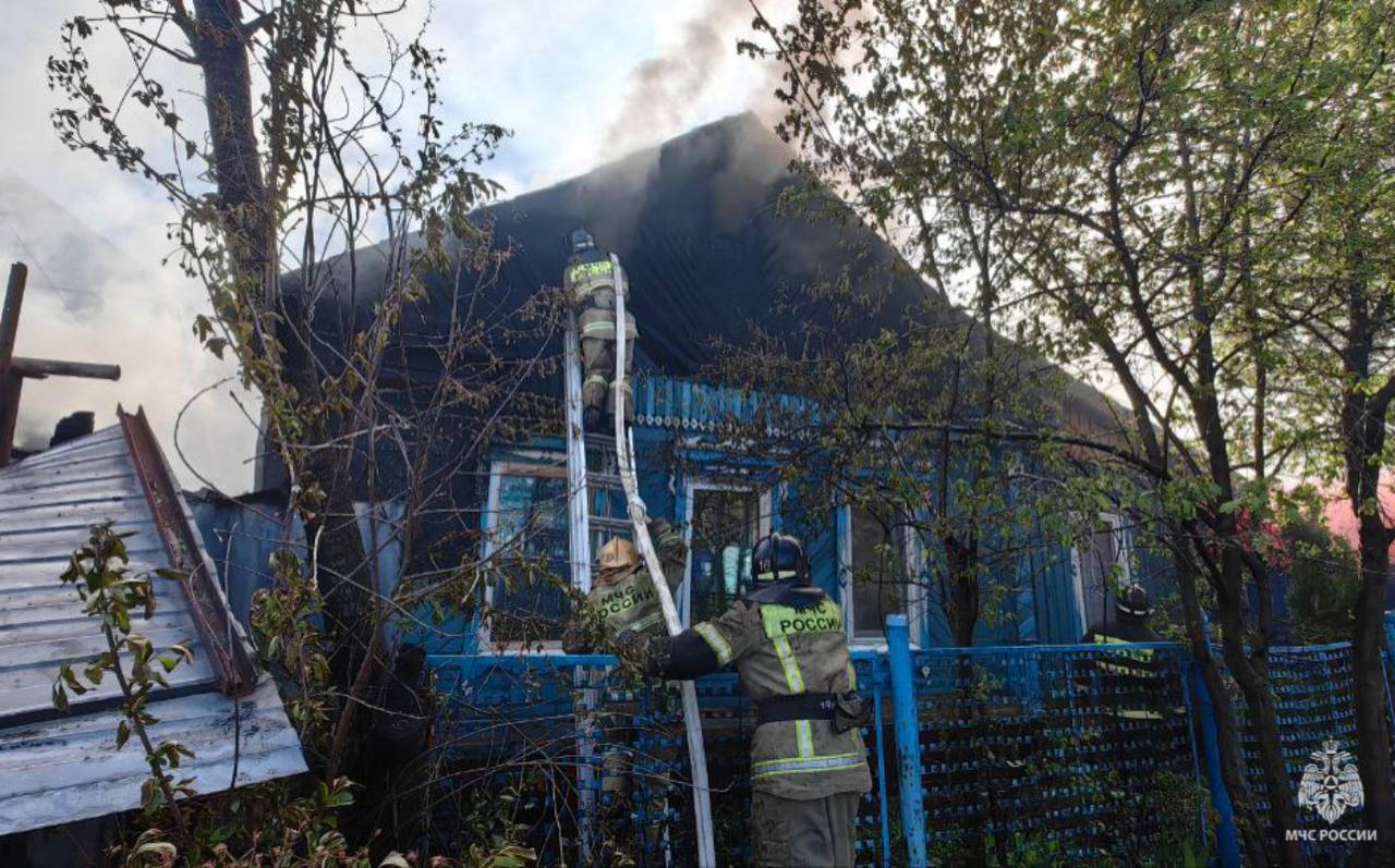 На севере Ульяновска загорелся жилой дом, есть пострадавший