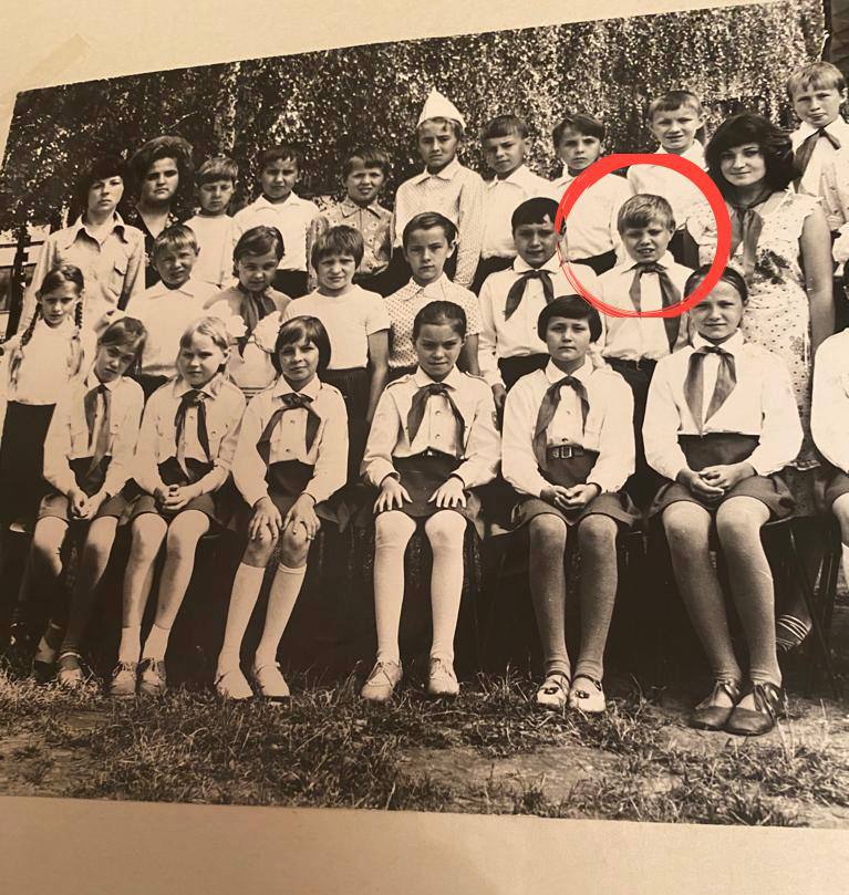 Губернатор Русских показал своё детское фото в пионерском галстуке