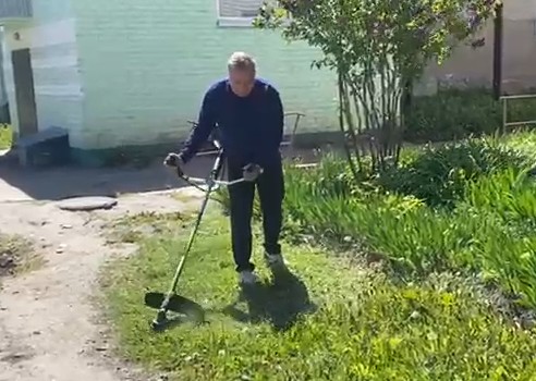 Мэр Димитровграда Сандрюков показал, как нужно косить траву