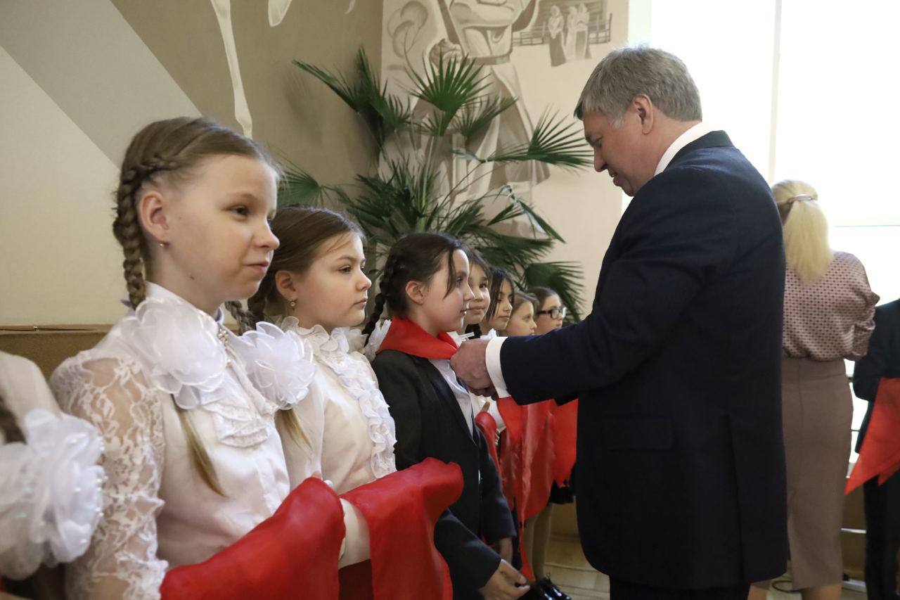 Русских принял в пионеры учеников ульяновской школы №37
