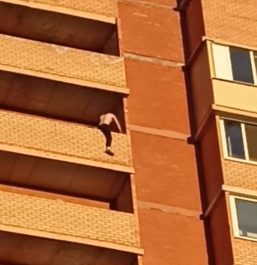 Ульяновец пытался спрыгнуть с 18 этажа на глазах у прохожих