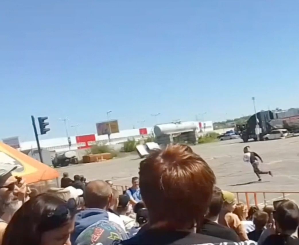 На ульяновском картодроме каскадер сорвался с машины во время шоу