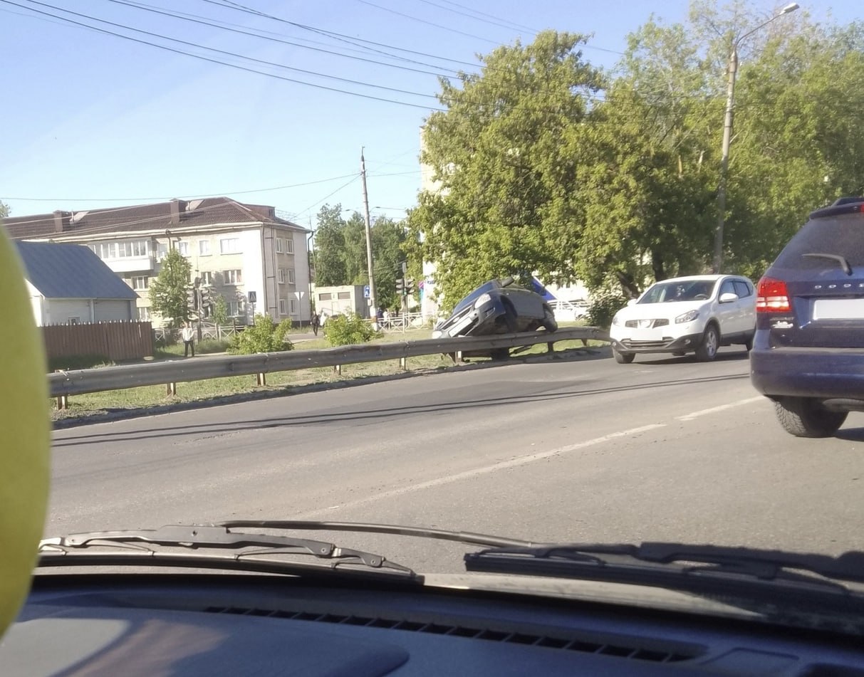 В Димитровграде «Приора» повисла на отбойнике