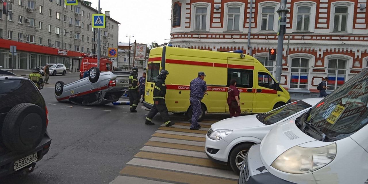 Жёсткое ДТП на Гончарова: после столкновения с «Грантой» перевернулась  машина Росгвардии / Новостной портал Ульяновска / 73online.ru