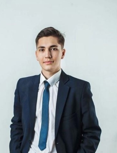 Ученик 34-й гимназии Михаил Савинов получил по 100 баллов на ЕГЭ по русскому и математике