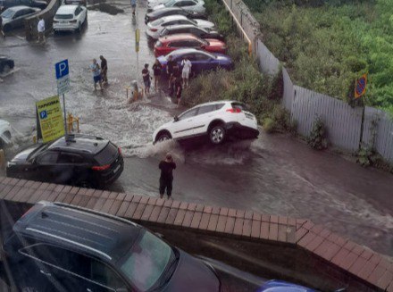 Ульяновск уходит под воду: ливневки не справляются, ветер сносит фуры и деревья