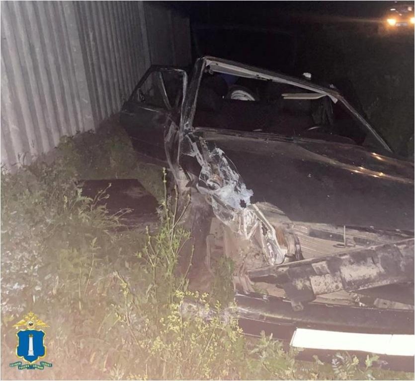 В Теренгульском районе легковушка влетела в бетонный забор: есть пострадавшие
