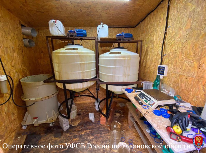 Москвичи оборудовали нарколабораторию в Карсуне: кадры задержания