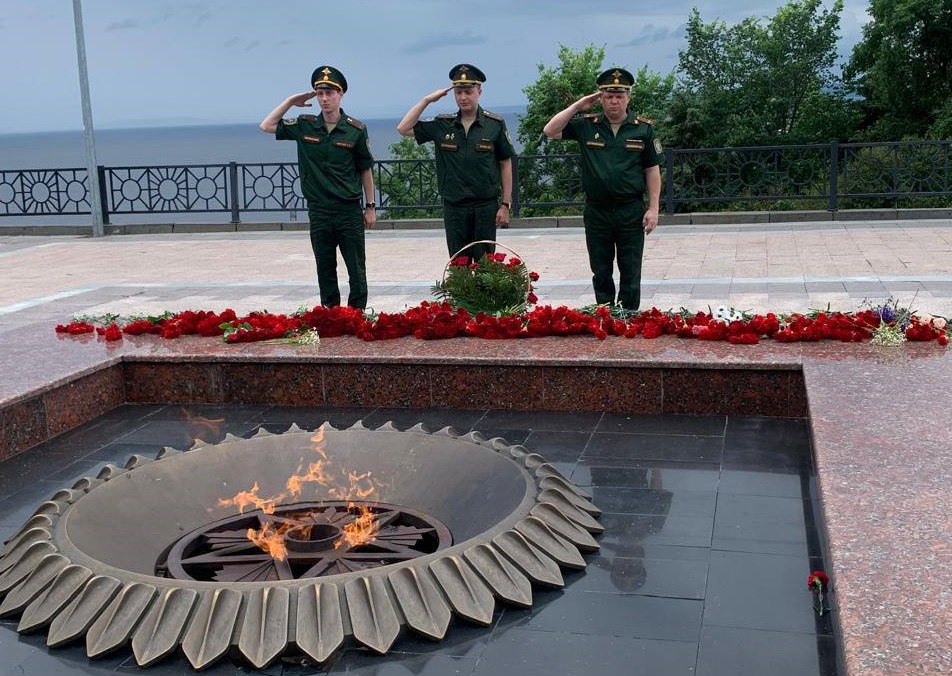 Военные следователи возложили цветы к вечному огню