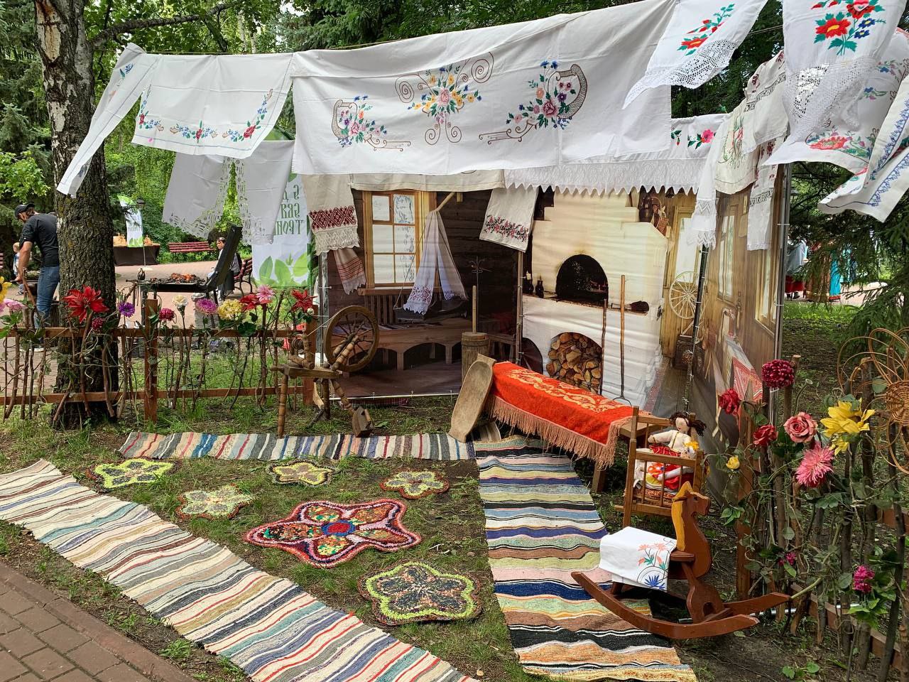 Плетение венков, выставка ремесла и народные игры: ульяновцы празднуют День Святой Троицы