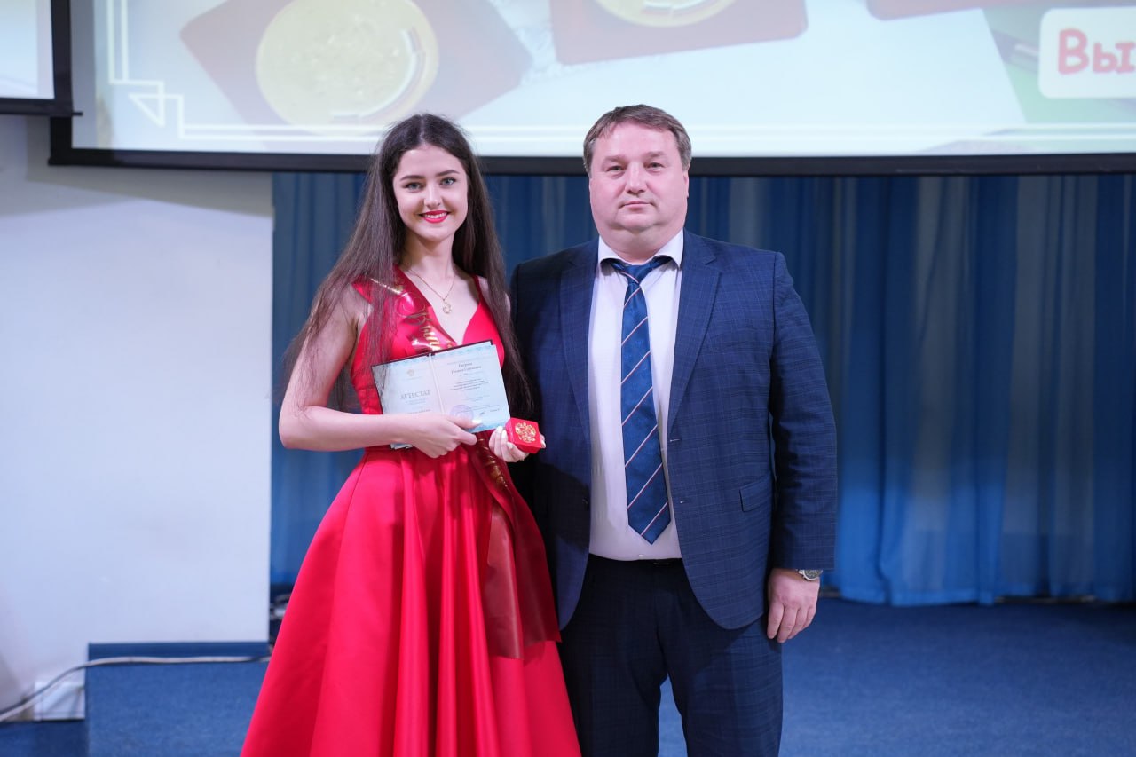 Мэр Болдакин вручил медали ульяновским выпускникам