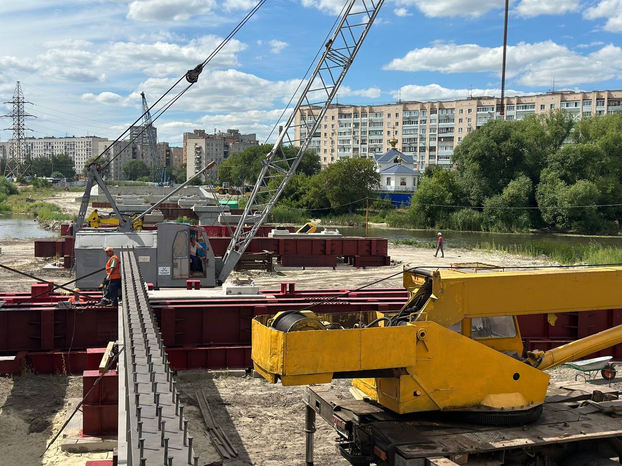 На новом мосту через Свиягу начали монтировать пролёты