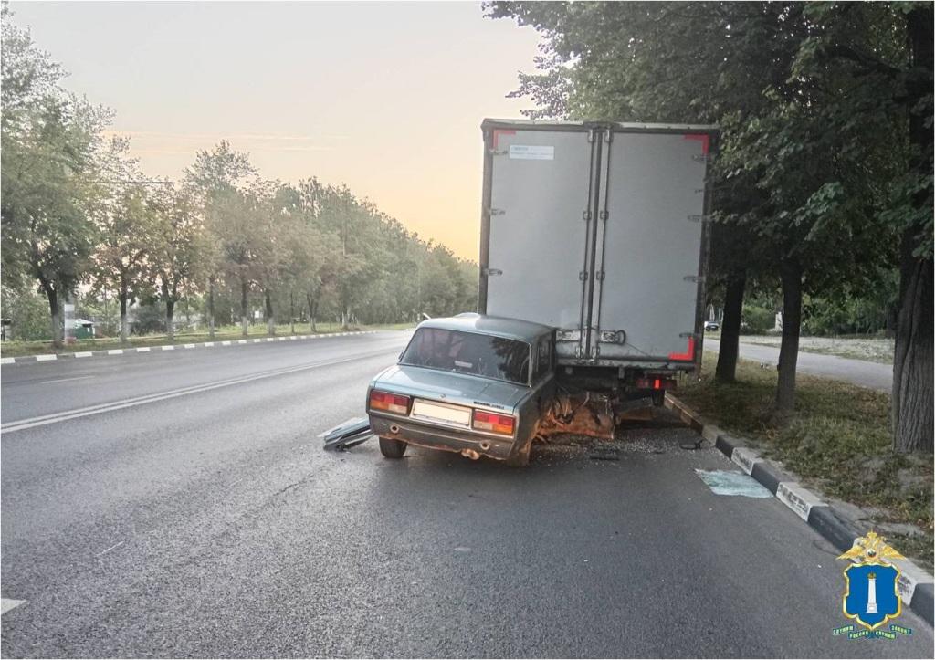 На проспекте Гая «семёрка» влетела в ГАЗель: пострадал водитель
