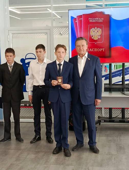 Сенатор Рябухин вручил паспорта воспитанникам детдомов из Ульяновска
