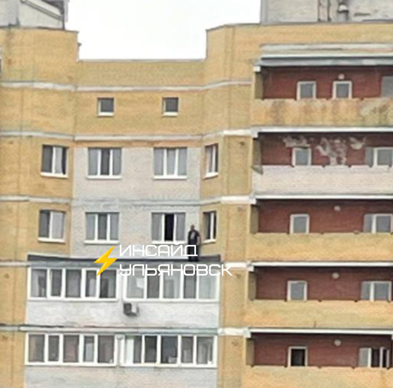 Мужчина в Ульяновске упал с шестого этажа дома на тротуар