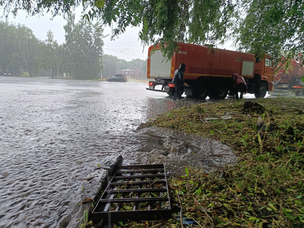 За полчаса выпала половина месячной нормы осадков: ульяновские дорожники борются с потопами