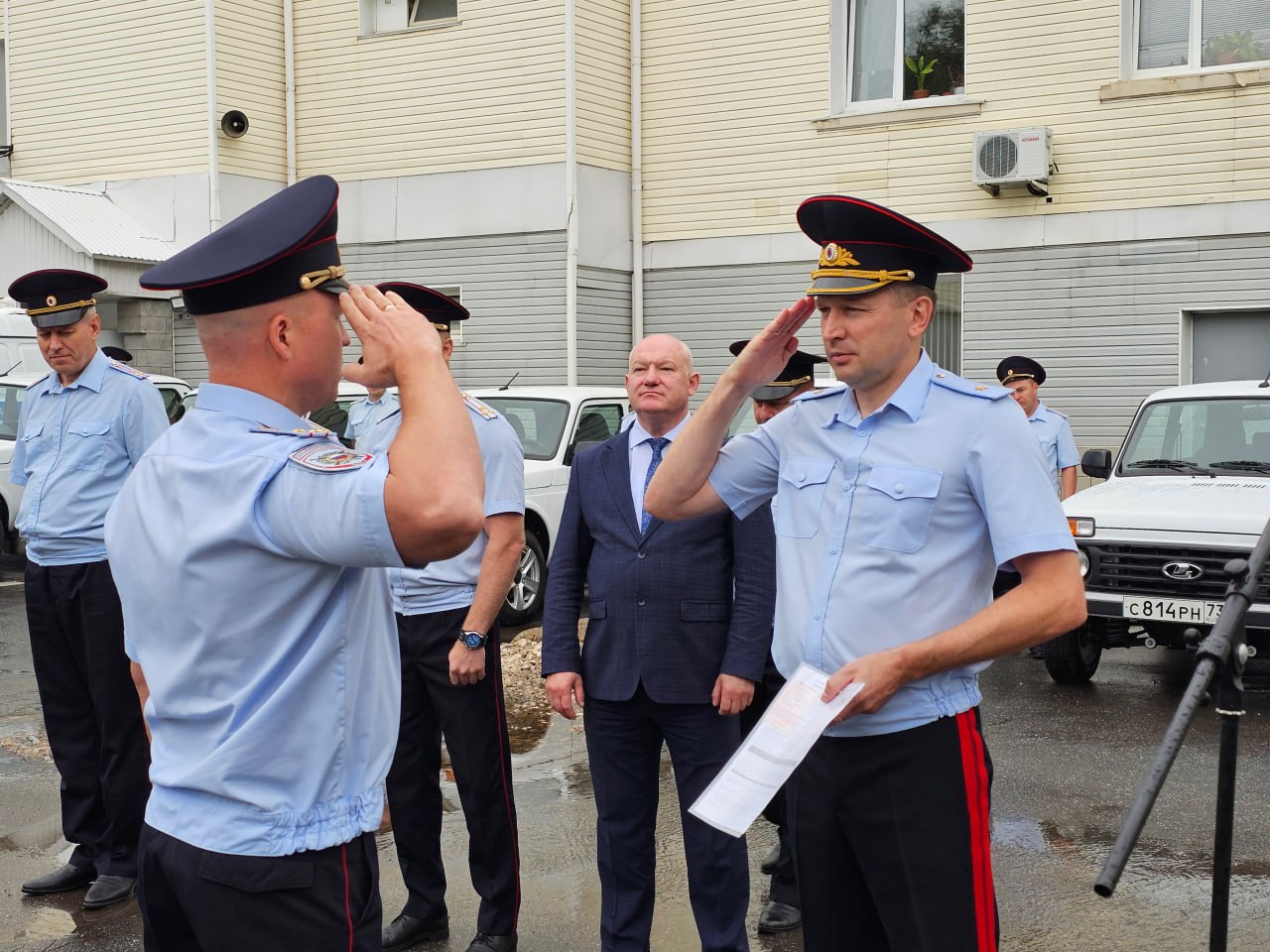 Петрушин вручил полицейским ключи от 26 новых машин