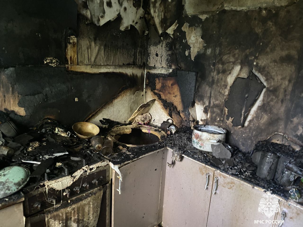 На Отрадной загорелась квартира в многоэтажке: спасли четырёх человек