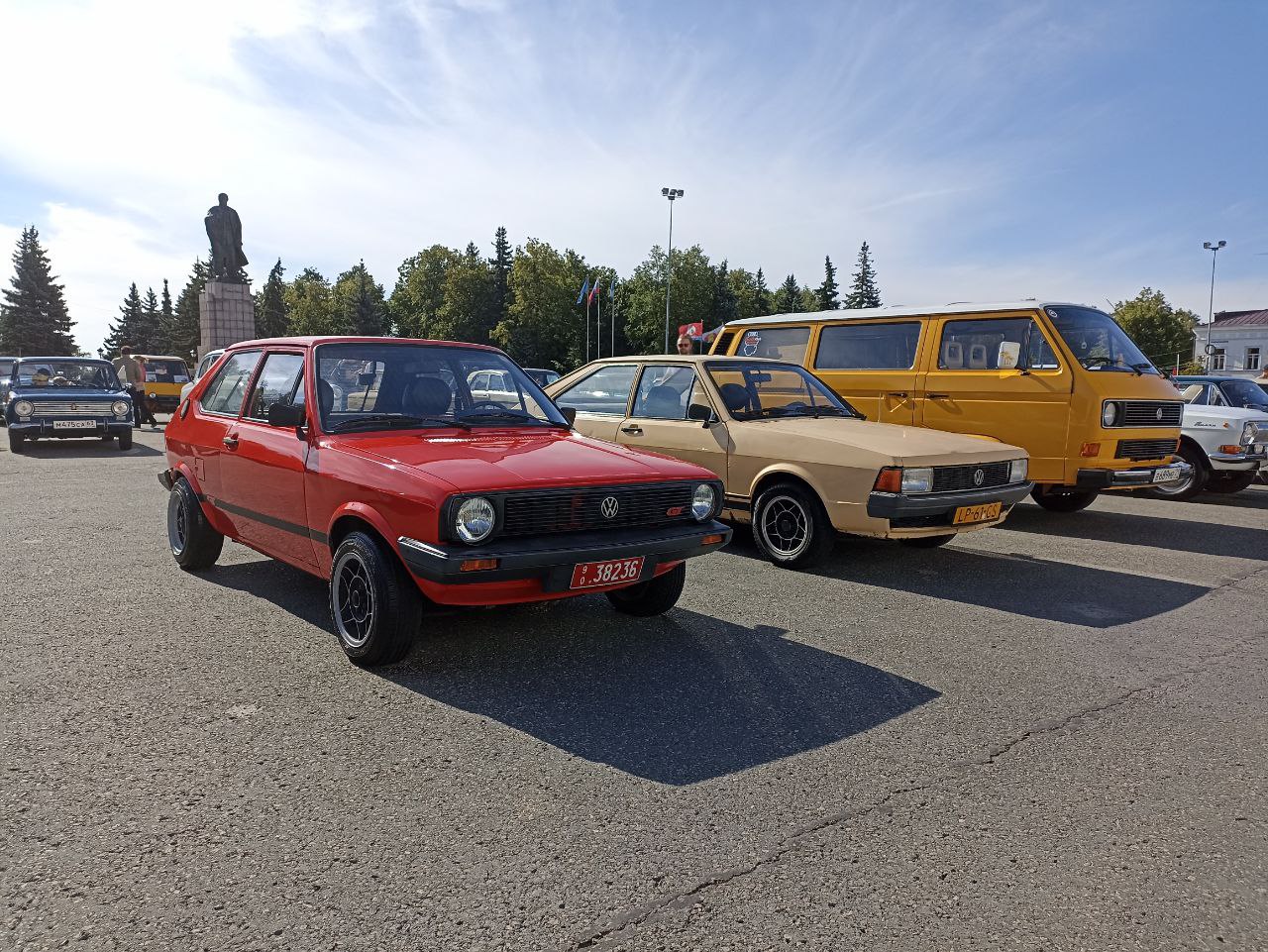 На Соборной площади в Ульяновске проходит выставка ретроавтомобилей